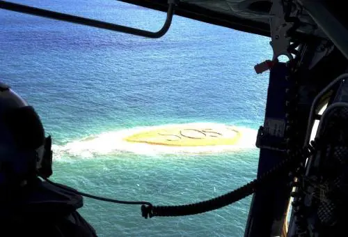 Dispersi su un'isola deserta, si salvano con un SOS sulla sabbia