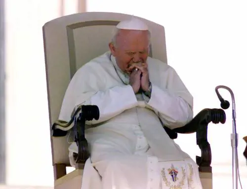 Nel bottino di guerra anche il calice di Papa Wojtyla