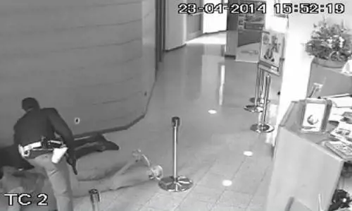 Il casco e la parrucca non gli evitano l'arrestoVIA ARESE Due pregiudicati presi  in flagrante dalla polizia dentro una filiale