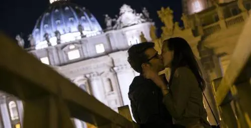San Pietro diventa un grande circo mediatico