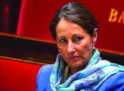 La zarina Ségolène: "E quando passo io alzatevi tutti in piedi"