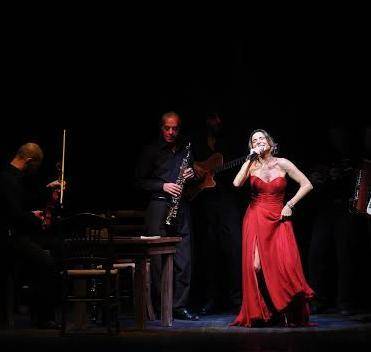 «Sul palco recito la mia Napoli tra poesie e note»