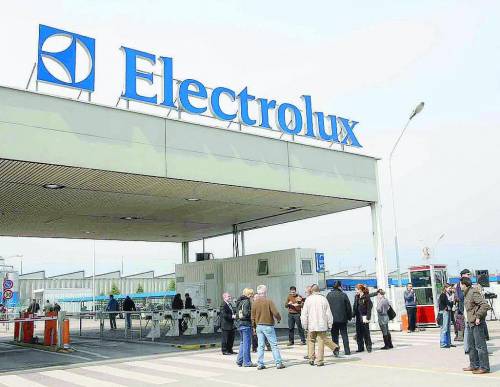 Electrolux chiede agli operai di lavorare ​anche a Ferragosto