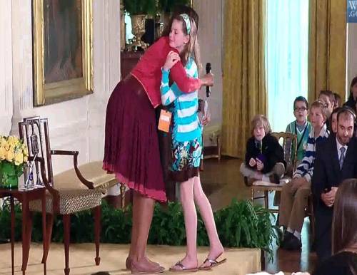 Michelle commossa per la bimba triste: papà è disoccupato