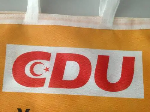 Mezzaluna nel simbolo Cdu. Candidato "sfregia" la Merkel
