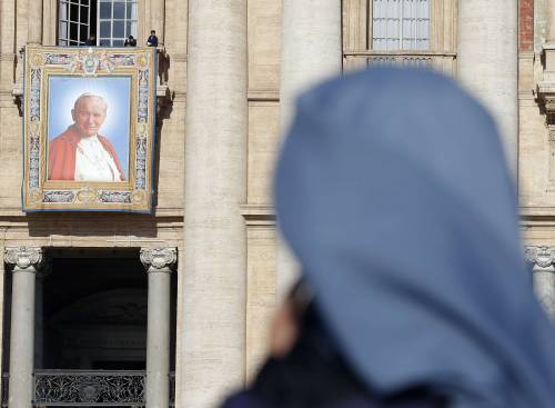 Una suora fotografata in San Pietro, che si prepara alle canonizzazioni