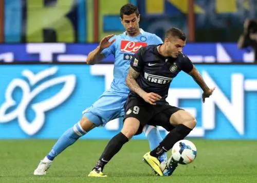 Miguel Britos e Mauro Icardi lottano per la palla