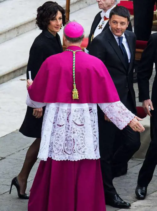 In piazza vince la sobrietà, lo show lo fanno vip e miss