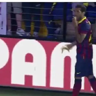 Lanciano banana ad Alves. Lui la mangia