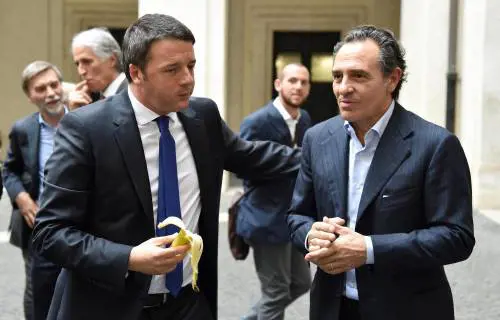 Mangiare una banana contro il razzismo: le foto solidali con Alves