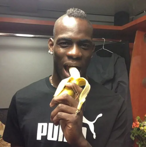 Il mondo solidale con Alves: "Siamo tutti scimmie"