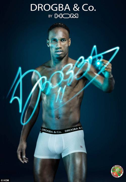 Drogba si mette in mutande...ma è per beneficenza