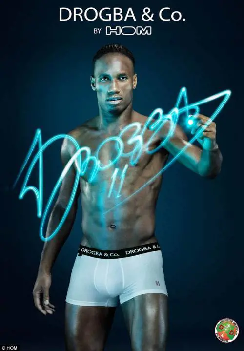 Drogba si mette in mutande...ma è per beneficenza