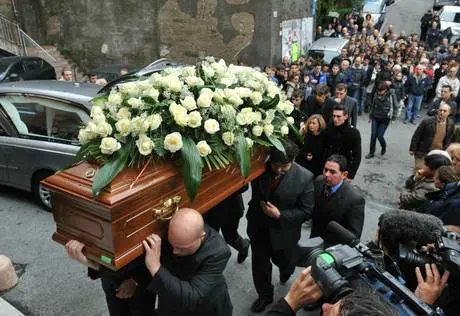 Uomo muore in solitudine e la parrocchia gli organizza il funerale