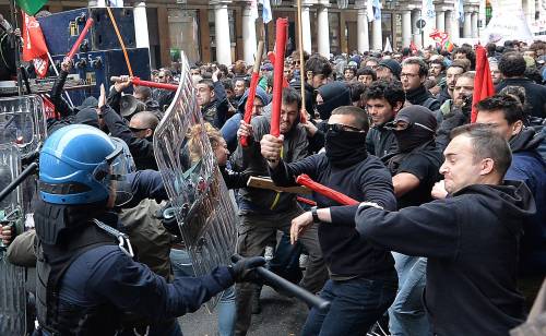 Torino, scontri al corteo del Primo Maggio