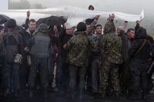 Ucraina, liberati osservatori Osce. Continua l'offensiva contro i filorussi