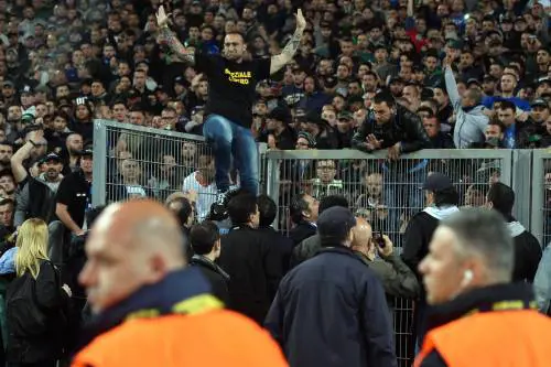 Coppa Italia, spari e tafferugli Un tifoso in pericolo di vita