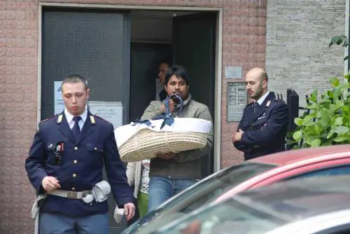 Suicida con un coltello nel cuore