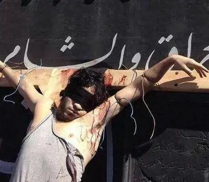 Dopo le foto dei cristiani crocifissi in Siria il Papa risvegli le coscienze d'Occidente