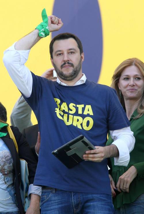 Napoli, insulti e proteste contro Matteo Salvini. E il leader della Lega va via 