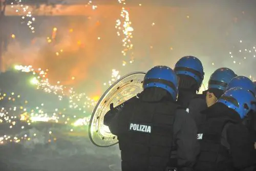 L'ira degli agenti sotto attacco: "E i politici si godono lo show"