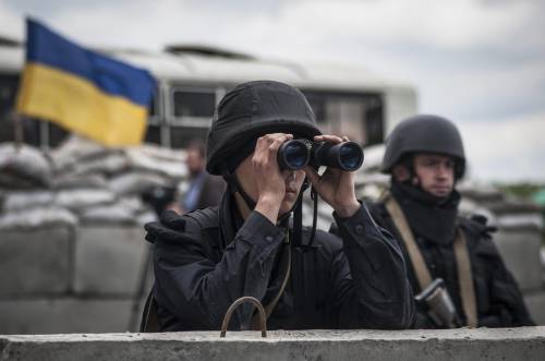 Soldato ucraino controlla un posto di blocco fuori Slavyansk