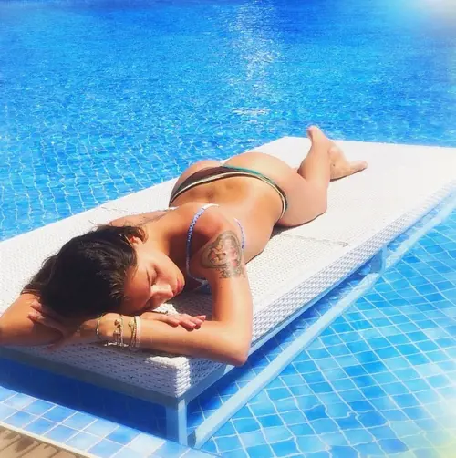 Mare, relax e famiglia per Belen
