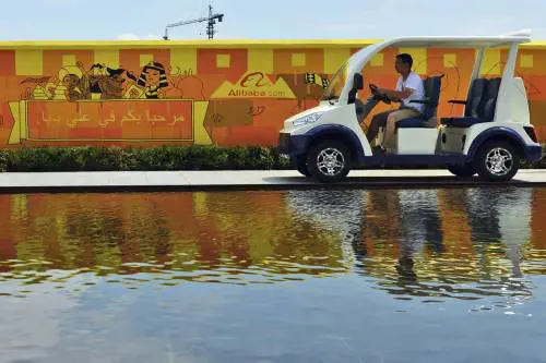 Un uomo alla guida di un kart nel campus di Alibaba a Hangzhou 