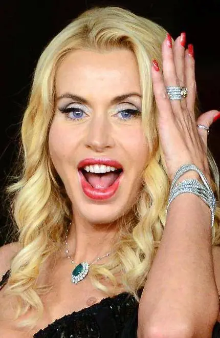 La Marini «illibata» vuole annullare il matrimonioLe nozze finite in commedia