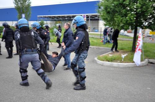 Piacenza, tre feriti negli scontri tra lavoratori Ikea e polizia