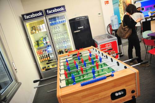Inaugurata la sede Facebook tra lavagne e calciobalilla
