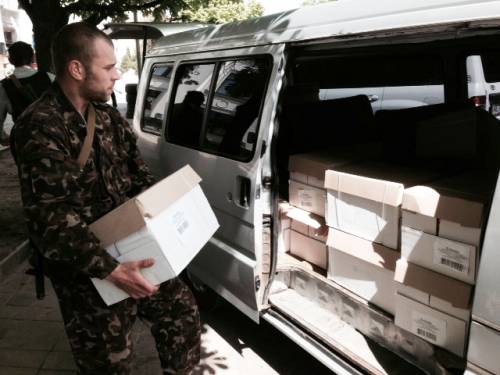 I miliziani scaricano le schede per il referendum