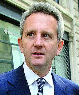 Cedute la metà delle partecipazioni previste dal piano. Utili a 395 milioni