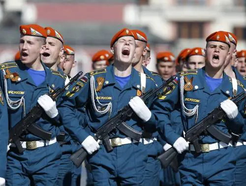 Putin alla parata col nastro degli indipendentisti