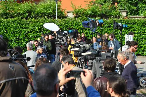 La folla dei giornalisti alla Sacra Famiglia