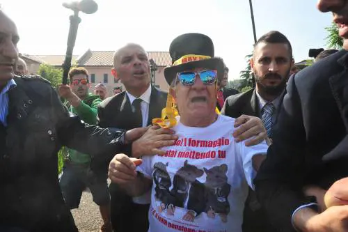 Cesano Boscone, fermato un contestatore
