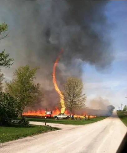 Lingua di fuoco verso il cielo, è il "firenado"