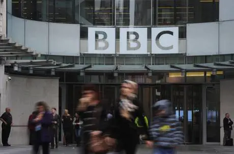 Anche la Bbc si piega: "Troppe ore ai cristiani Apriamo ad altre fedi"