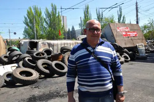 Uber Pomini, italiano della comunità di Mariupol, davanti alle barricate erette dai filo russi 