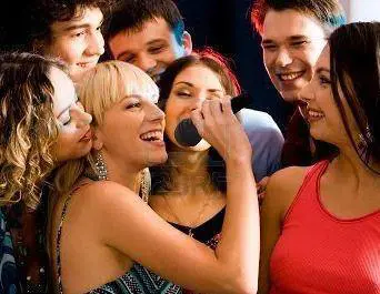 Il karaoke torna mattatore e va a caccia di ugole d'oro