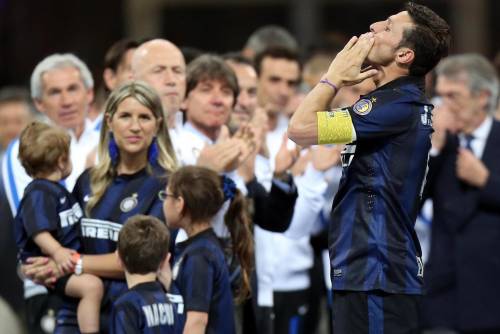 L'Inter si riveste da Inter per fare festa a Zanetti