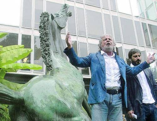 Beppe Grillo e Roberto Fico accanto al cavallo della Rai