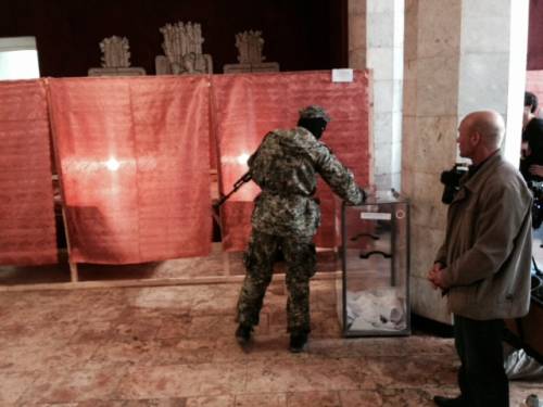 Un miliziano armato mentre vota per il referendum nell'Est dell'Ucraina