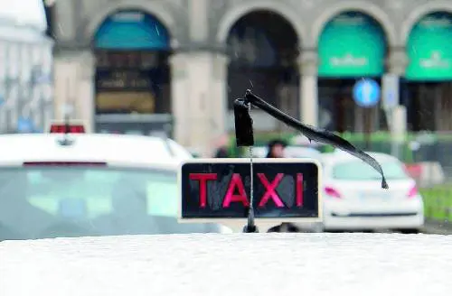 Taxi, l'aumento è scattato ma il tassametro non lo sa