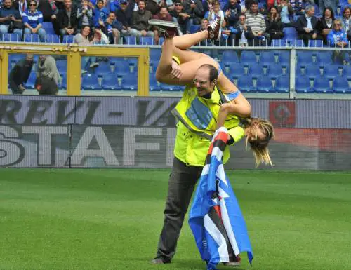 Ragazza fa un'invasione di campo in bikini