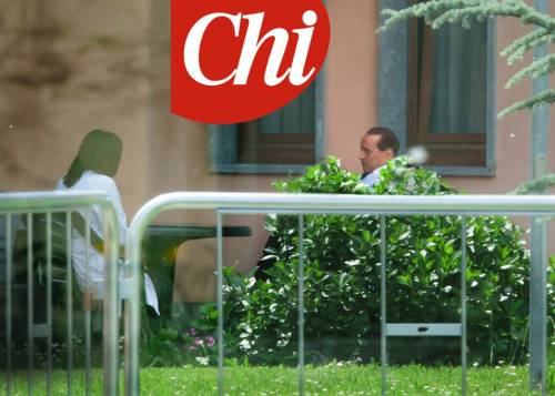 Berlusconi in camice bianco a Cesano Boscone