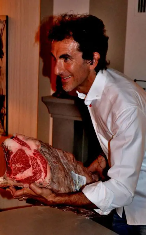 Lo chef Luca Brasi mostra il Wagyu