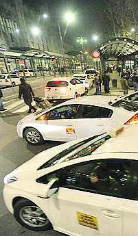 Tassisti furibondi: Pisapia sponsorizza il convegno con UberLa denuncia delle auto bianche