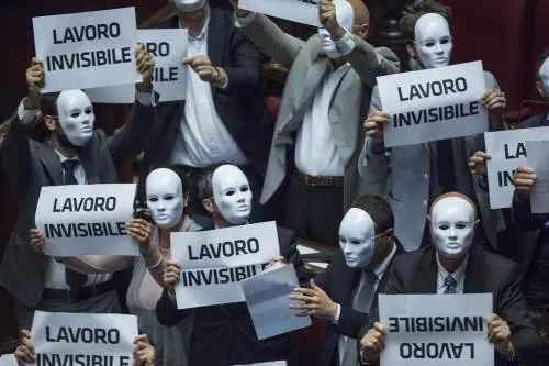 La protesta di Se dopo il voto sulla fiducia al dl Lavoro