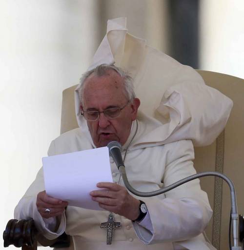 Papa Francesco litiga con il vento a San Pietro